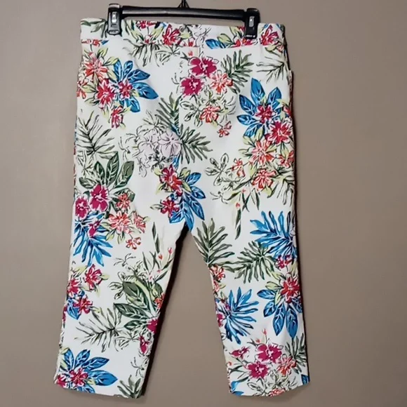 Time & Tru Bright Flowered Capri Pants LG (12-14) - Picture 2 of 6